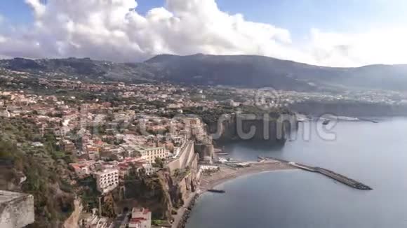 穿越时空的梅塔迪索伦托那不勒斯省的康穆恩旅游酒店美丽的云彩视频的预览图