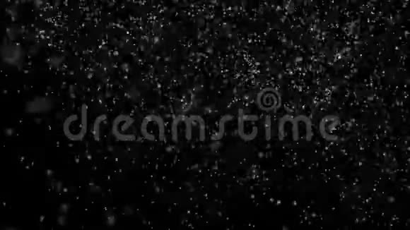 降雪背景是否孤立在黑色卢马冰上雪落的无缝环形背景55岁视频的预览图
