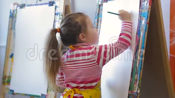 孩子孩子画出静物视频的预览图