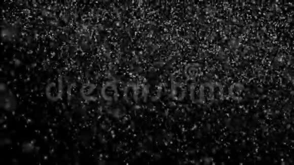 降雪背景是否孤立在黑色卢马冰上雪落的无缝环形背景34岁视频的预览图