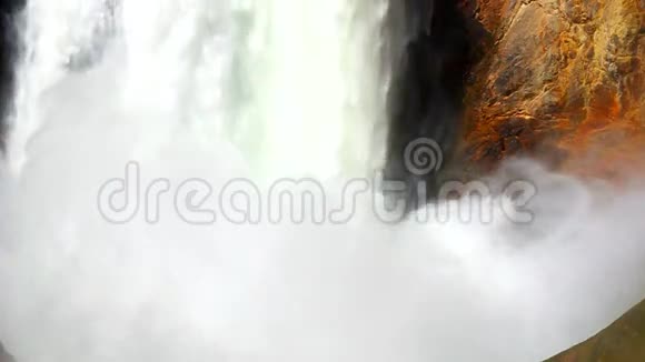 黄石公园下瀑布视频的预览图
