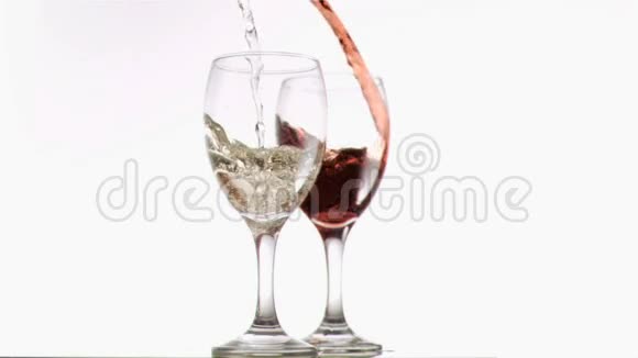 红葡萄酒和白葡萄酒都是非常缓慢的运动视频的预览图