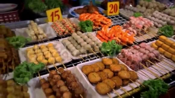在夜市上烤香肠泰国视频的预览图