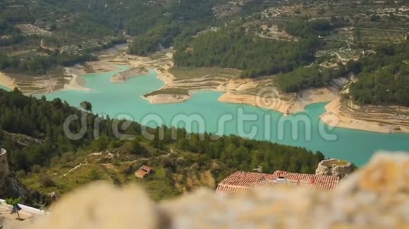 西班牙阿利坎特瓜达莱斯特山村的湖景视频的预览图