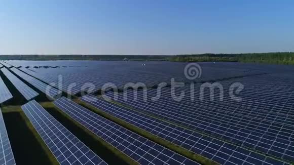 空中无人机镜头飞越太阳能电池板农场可再生绿色替代能源视频的预览图