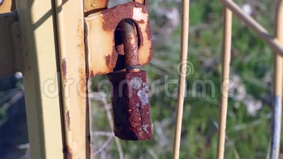 陈旧生锈的门锁花园门锁视频的预览图