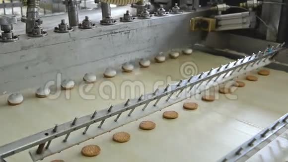 巧克力棉花糖的生产视频的预览图
