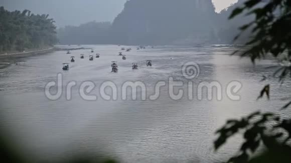 玉龙河和喀斯特山地景观视频的预览图