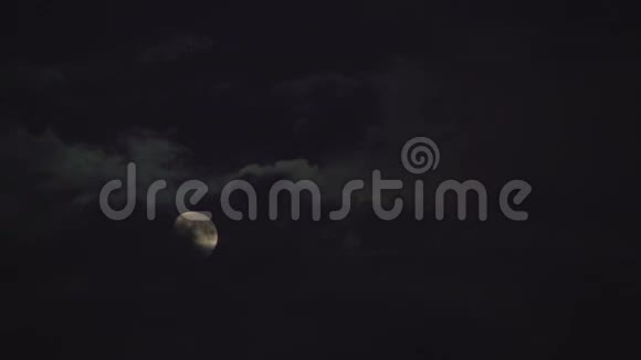 月亮在夜晚时光流逝视频的预览图