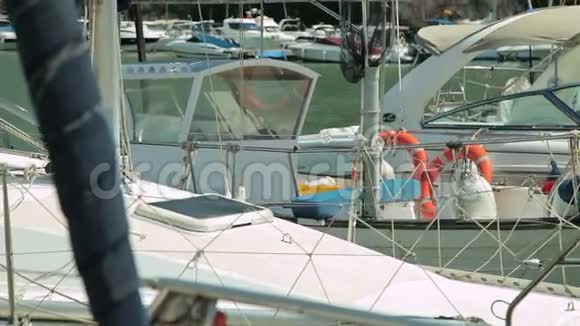 游艇停泊在海滩区旁边西班牙停车场为游艇在一个省城波尔图克里斯托马略卡视频的预览图