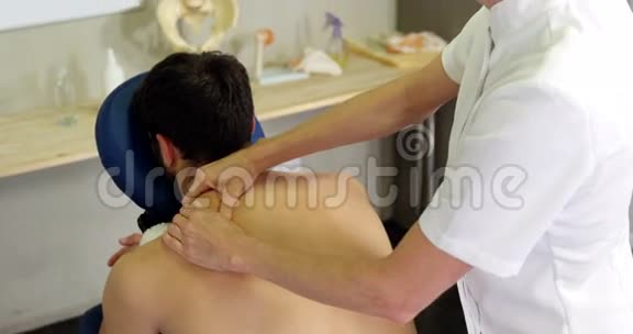 女性理疗师为病人提供背部按摩视频的预览图