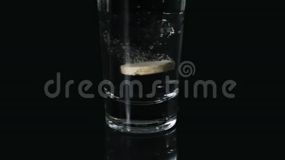 泡腾片在一杯水中视频的预览图