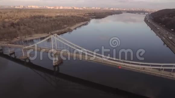 在城市里飞过河流基辅乌克兰视频的预览图