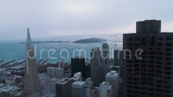建立鸟瞰旧金山市区低云夕阳金门大桥视频的预览图