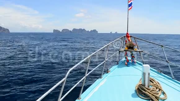小船驶往泰国普吉岛菲菲岛视频的预览图
