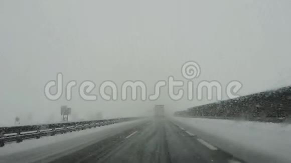 奥地利高速公路驾驶镜头司机视角下雪时在公路上行驶的车辆视频的预览图