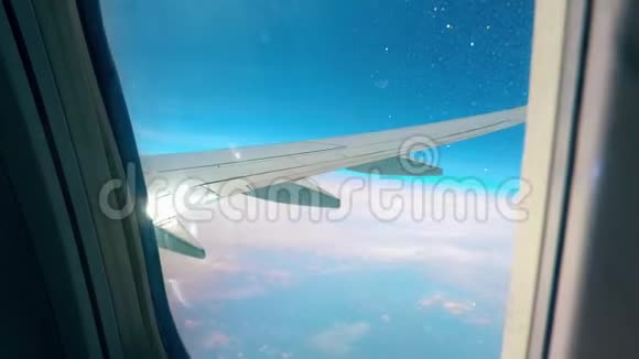 在天空中飞行时飞机机翼在窗口中视频的预览图