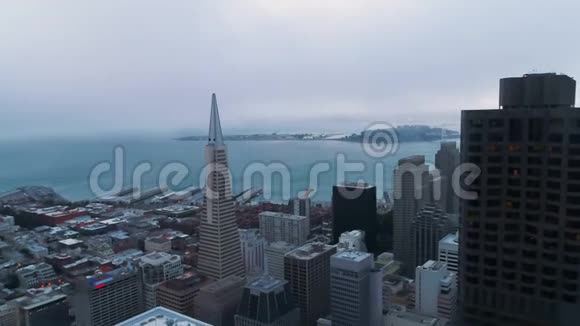 建立鸟瞰旧金山市区低云夕阳金门大桥视频的预览图