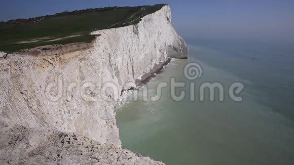 美丽的英国海岸线西索塞克斯东部英国白色的白垩悬崖波浪和蓝天视频的预览图