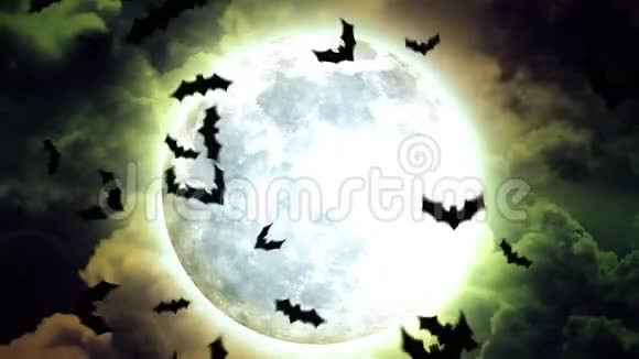 万圣节月亮和蝙蝠在蓝天和云彩视频的预览图
