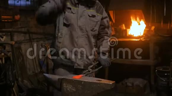 铁匠用金属加工视频的预览图