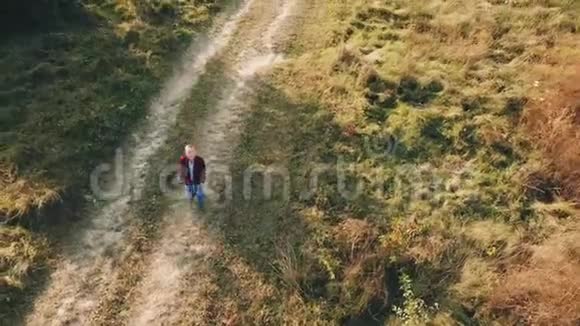 大自然中的小男孩视频的预览图