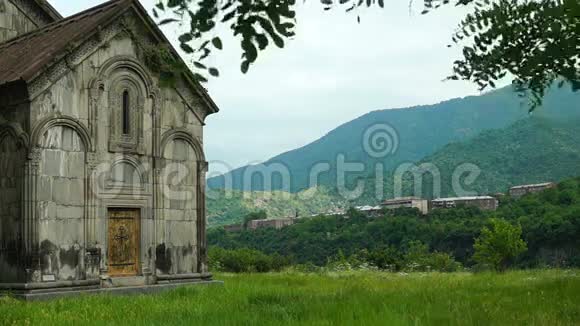 古代亚美尼亚修道院阿赫塔拉的夏季景观视频的预览图