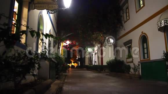 靠近莫干港的街道晚上加那利岛视频的预览图