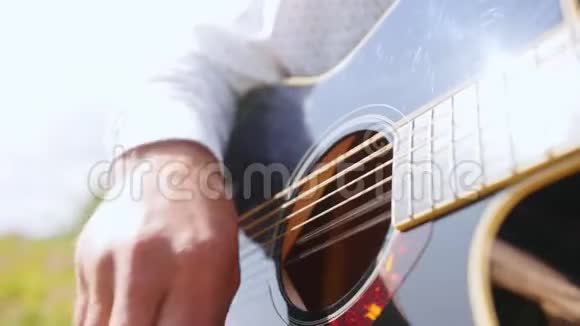 男人手弹吉他吉他手触摸吉他弦近距离射击视频的预览图
