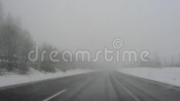 奥地利高速公路驾驶镜头司机视角下雪时在公路上行驶的车辆视频的预览图