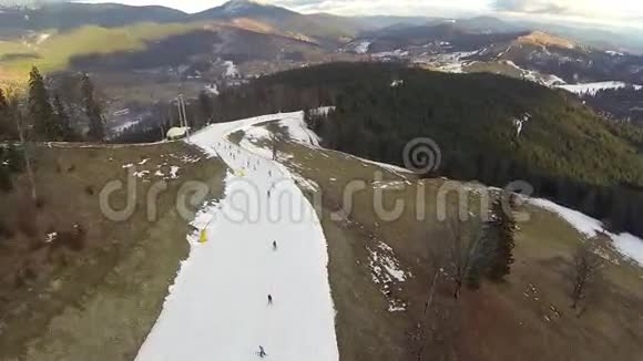 Bukovel滑雪场下坡滑雪的空中射击视频的预览图