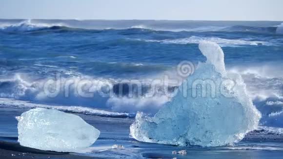 海浪冲走了冰山全球变暖问题视频的预览图