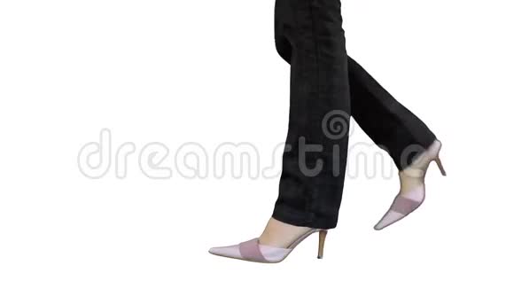 穿高跟鞋的女人白色背景视频的预览图