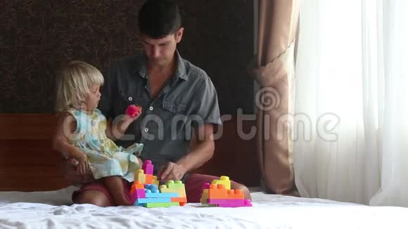 小金发女儿扮演玩具构造师父亲视频的预览图