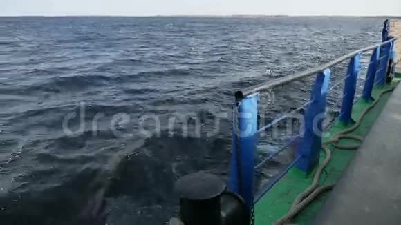 巨浪中的驳船载水飞溅视频的预览图