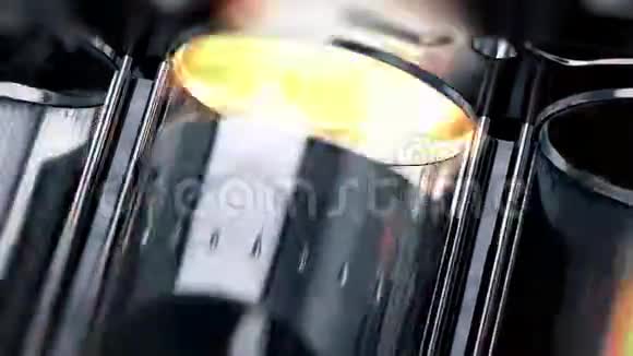 发动机内部运转的特写镜头燃料爆炸视频的预览图