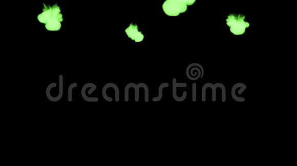 荧光亮绿色混色水中多滴墨这是3D渲染镜头的慢动作墨水视频的预览图