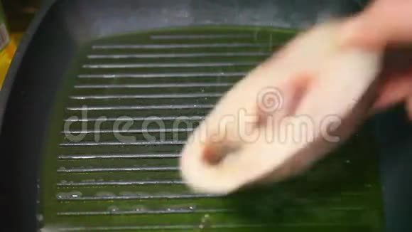 在烤盘里烤鱼视频的预览图