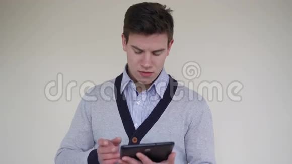 年轻人在背景上用平板电脑4K视频的预览图