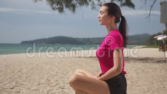 年轻女子在海滩上冥想视频的预览图