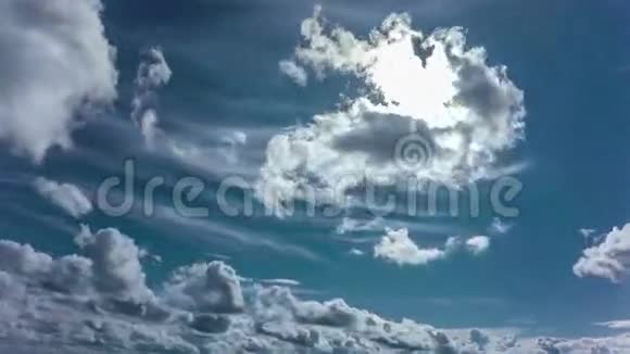4k塔伊姆在白天的天空与蓬松的云循环视频视频的预览图