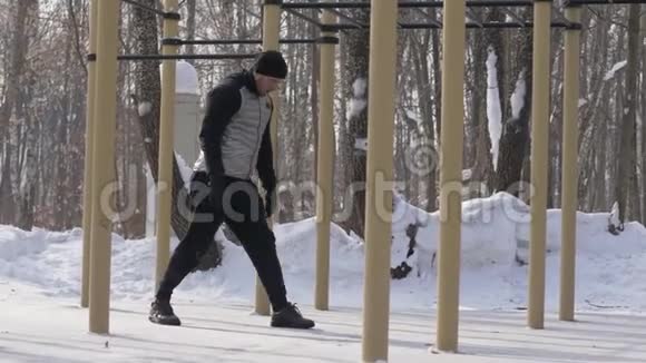 运动男在冬季运动场做运动健身男子训练视频的预览图