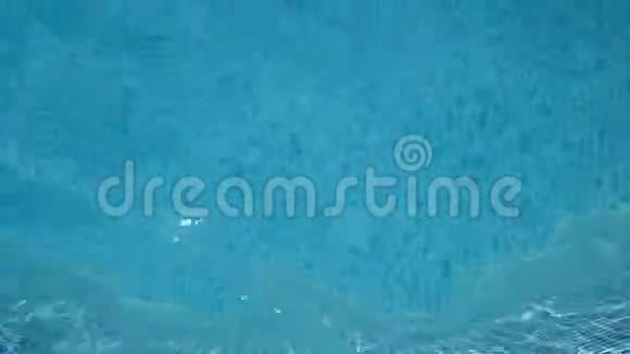 游泳池里的天然浅蓝色水视频的预览图