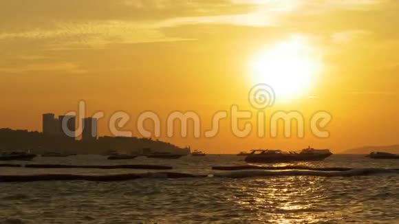 海面上红日落船影在波浪上摇曳泰国帕塔亚视频的预览图