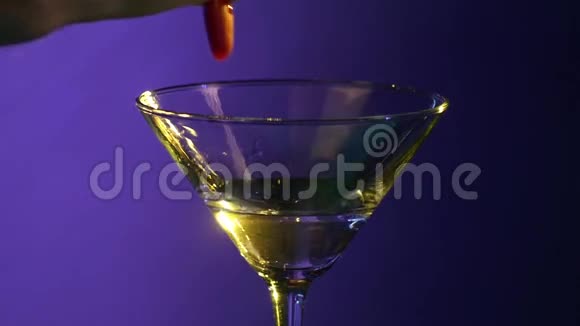 酒吧倒酒和混合液体伏特加视频的预览图
