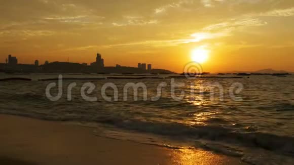 海上的红日落船在波浪上滑行泰国帕塔亚视频的预览图