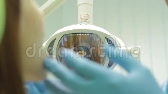 牙医在工作在牙医诊所做检查的女孩视频的预览图