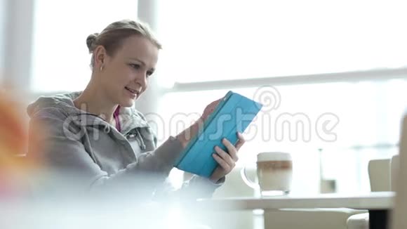 咖啡馆里的女人用她的触摸板视频的预览图