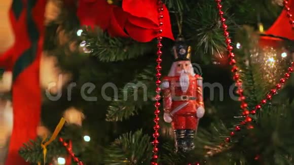 五颜六色的闪烁灯和波克在离焦圣诞树玩具浪漫的圣诞节和新年假日视频的预览图