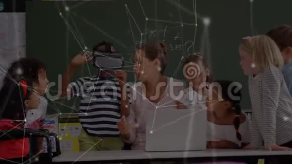 与带VR耳机的男生建立联系网络视频的预览图